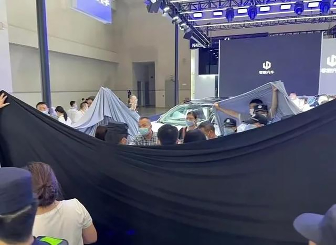 与国际接轨 重庆车展现场用黑布挡住维权群众休闲区蓝鸢梦想 - Www.slyday.coM 与国际接轨 重庆车展现场用黑布挡住维权群众休闲区蓝鸢梦想 - Www.slyday.coM