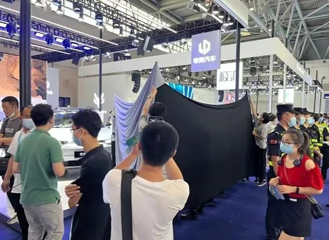 与国际接轨 重庆车展现场用黑布挡住维权群众休闲区蓝鸢梦想 - Www.slyday.coM 与国际接轨 重庆车展现场用黑布挡住维权群众休闲区蓝鸢梦想 - Www.slyday.coM