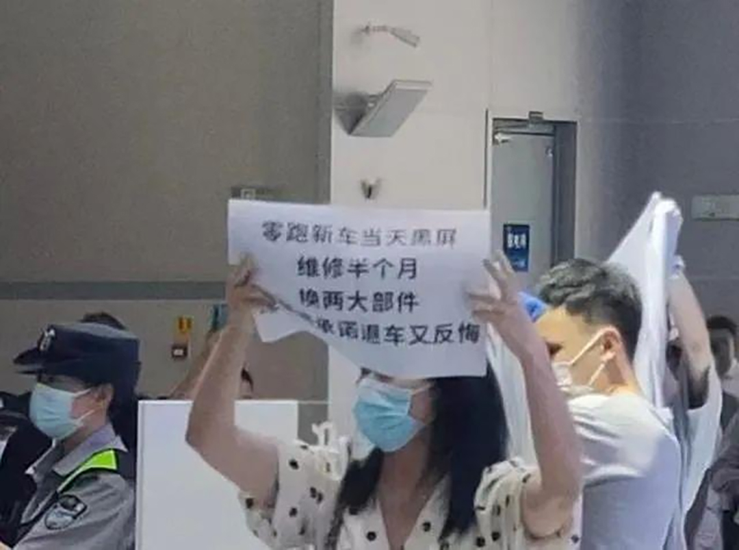 与国际接轨 重庆车展现场用黑布挡住维权群众休闲区蓝鸢梦想 - Www.slyday.coM 与国际接轨 重庆车展现场用黑布挡住维权群众休闲区蓝鸢梦想 - Www.slyday.coM