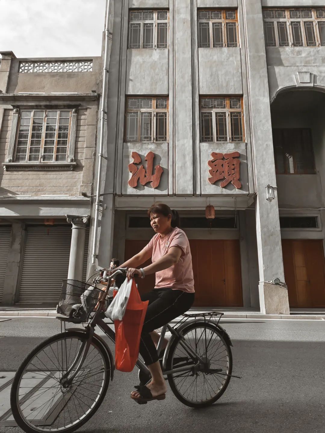 朋友圈的打卡照,怎样拍才不会被人说是游客照?休闲区蓝鸢梦想 - Www.slyday.coM 朋友圈的打卡照,怎样拍才不会被人说是游客照?休闲区蓝鸢梦想 - Www.slyday.coM