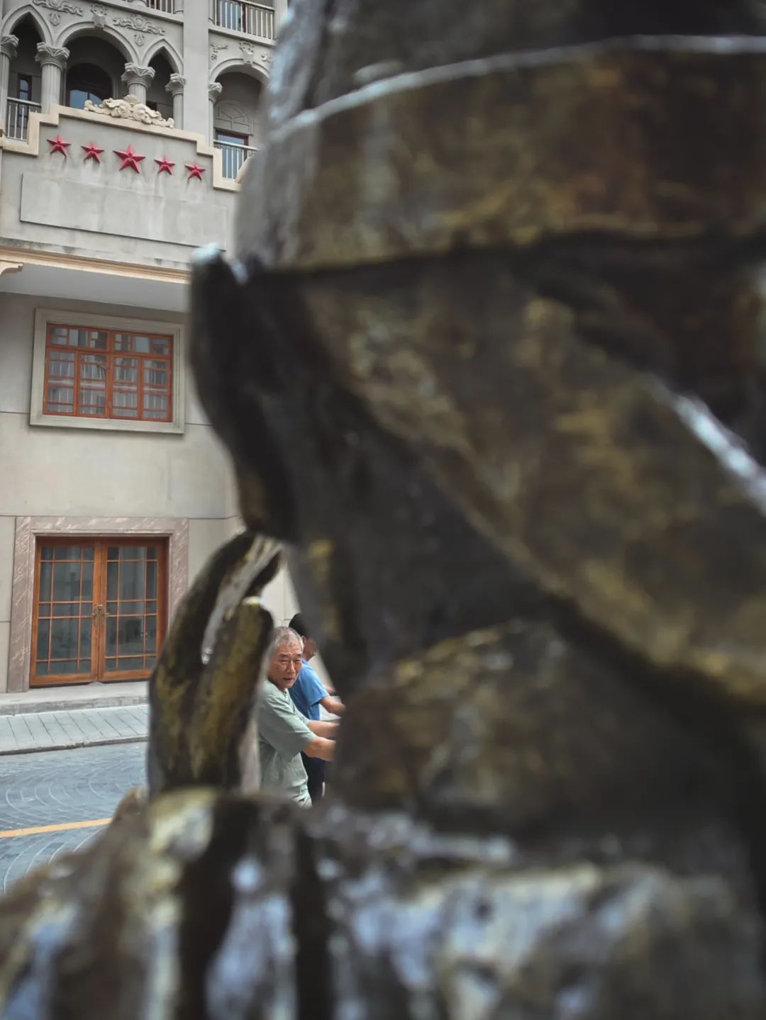 朋友圈的打卡照,怎样拍才不会被人说是游客照?休闲区蓝鸢梦想 - Www.slyday.coM 朋友圈的打卡照,怎样拍才不会被人说是游客照?休闲区蓝鸢梦想 - Www.slyday.coM