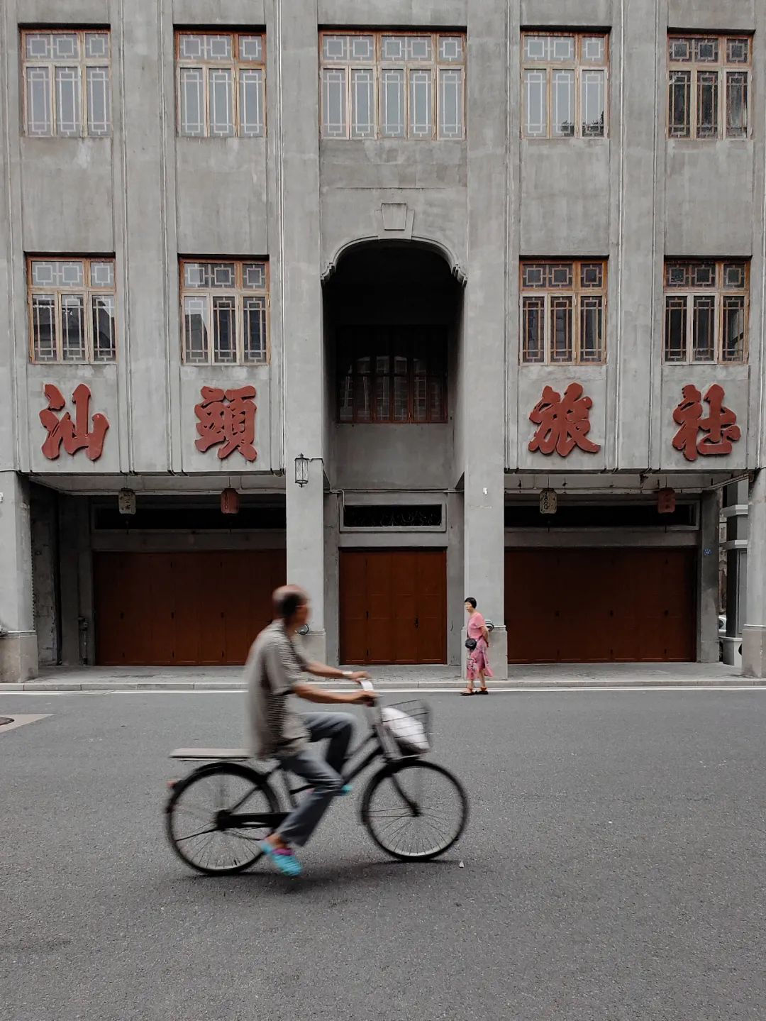 朋友圈的打卡照,怎样拍才不会被人说是游客照?休闲区蓝鸢梦想 - Www.slyday.coM 朋友圈的打卡照,怎样拍才不会被人说是游客照?休闲区蓝鸢梦想 - Www.slyday.coM