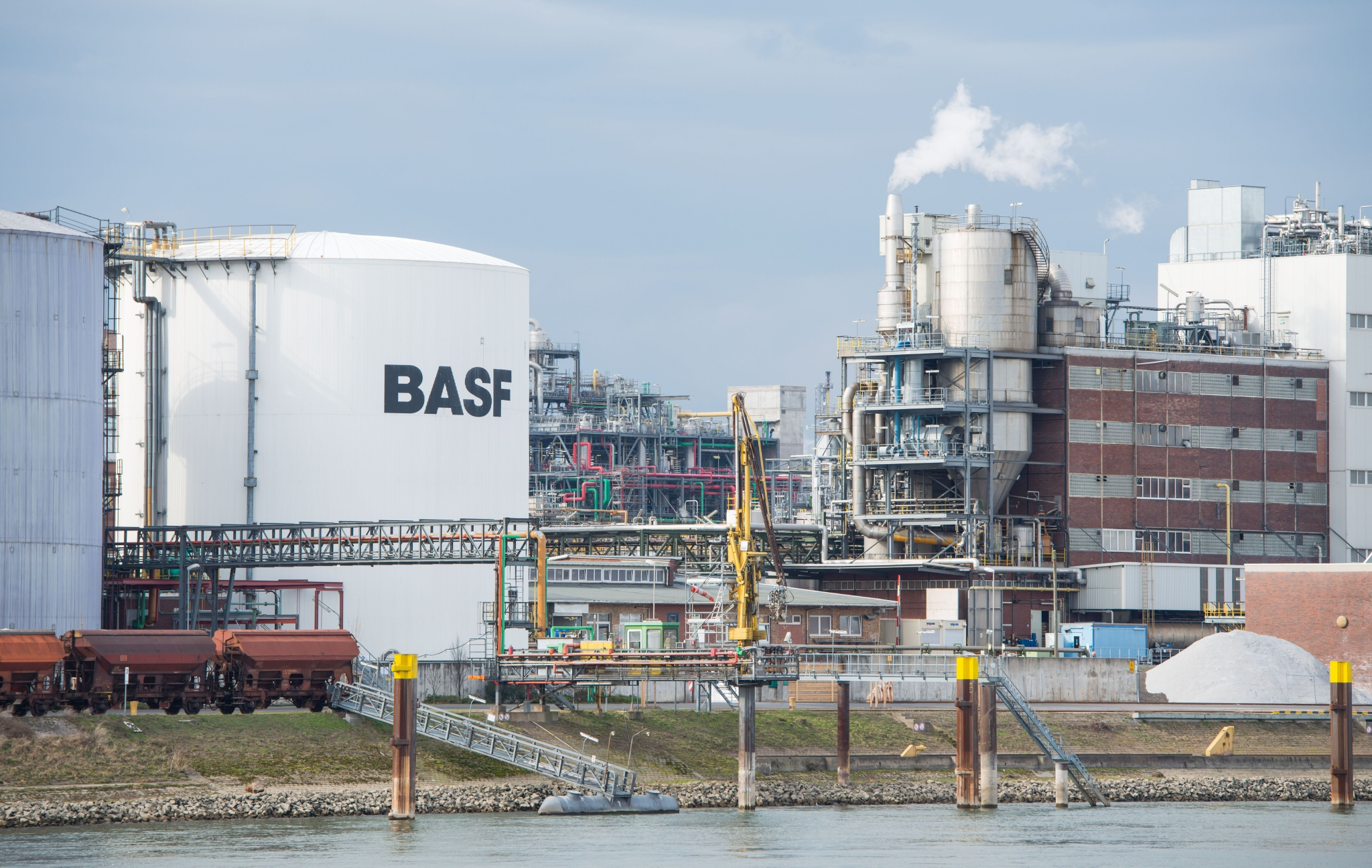 资料图：巴斯夫公司在德国路德维希港的工厂 图自IC photo