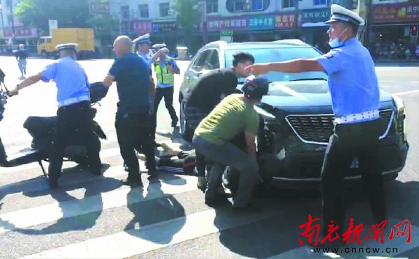 紧急出手 男子卷入车底 警民合力抬车救人休闲区蓝鸢梦想 - Www.slyday.coM 紧急出手 男子卷入车底 警民合力抬车救人休闲区蓝鸢梦想 - Www.slyday.coM