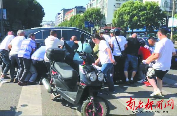 紧急出手 男子卷入车底 警民合力抬车救人休闲区蓝鸢梦想 - Www.slyday.coM 紧急出手 男子卷入车底 警民合力抬车救人休闲区蓝鸢梦想 - Www.slyday.coM