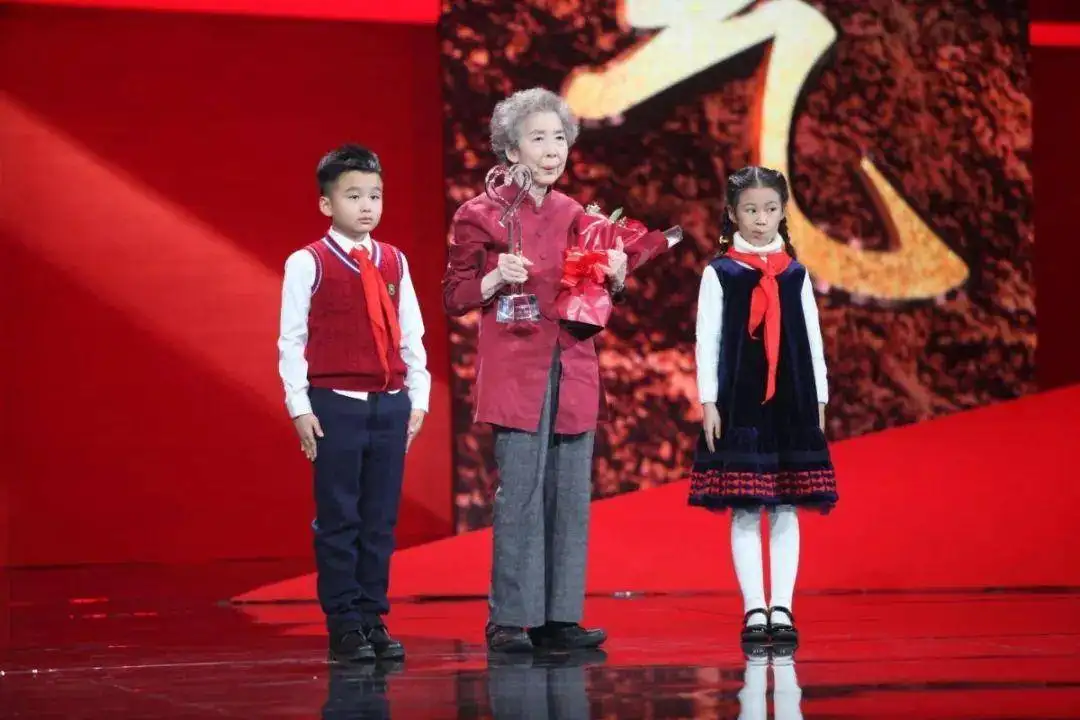 香港回归25周年,冲上热搜的“001小姐”是谁?休闲区蓝鸢梦想 - Www.slyday.coM 香港回归25周年,冲上热搜的“001小姐”是谁?休闲区蓝鸢梦想 - Www.slyday.coM