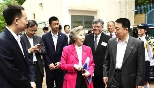 香港回归25周年,冲上热搜的“001小姐”是谁?休闲区蓝鸢梦想 - Www.slyday.coM 香港回归25周年,冲上热搜的“001小姐”是谁?休闲区蓝鸢梦想 - Www.slyday.coM