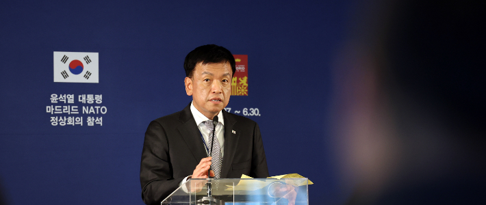 韩国总统府经济首席秘书崔相穆在29日举行的新闻发布会上讲话 图源:纽西斯通讯社