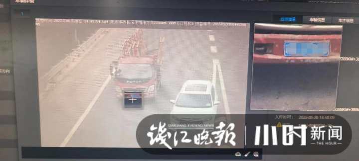 临近高速出口才变道,地上是实线哎!天上的无人机拍得清清楚楚休闲区蓝鸢梦想 - Www.slyday.coM 临近高速出口才变道,地上是实线哎!天上的无人机拍得清清楚楚休闲区蓝鸢梦想 - Www.slyday.coM