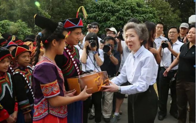 香港回归25周年,冲上热搜的“001小姐”是谁?休闲区蓝鸢梦想 - Www.slyday.coM 香港回归25周年,冲上热搜的“001小姐”是谁?休闲区蓝鸢梦想 - Www.slyday.coM