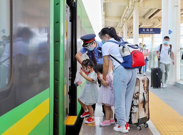 杭州客运段列车乘务员做好旅客乘降组织。 周围 摄
