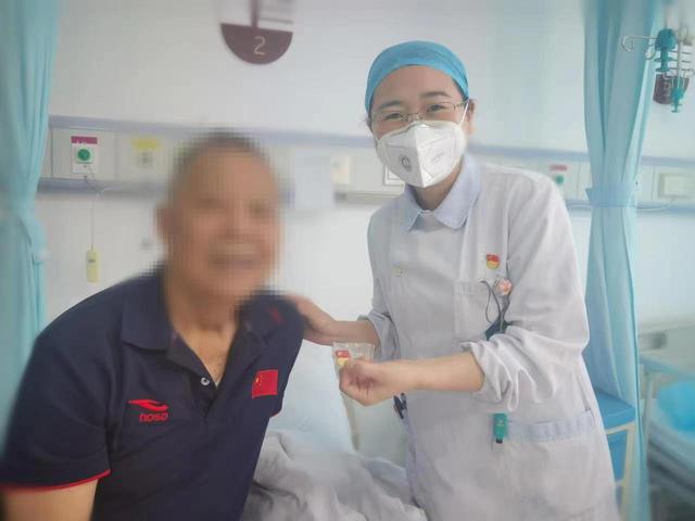 “在你身上,我看到了党员该有的样子!”善解心结护士长获老党员赠“珍藏版”党徽休闲区蓝鸢梦想 - Www.slyday.coM “在你身上,我看到了党员该有的样子!”善解心结护士长获老党员赠“珍藏版”党徽休闲区蓝鸢梦想 - Www.slyday.coM