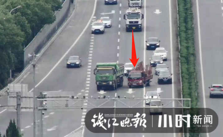 临近高速出口才变道,地上是实线哎!天上的无人机拍得清清楚楚休闲区蓝鸢梦想 - Www.slyday.coM 临近高速出口才变道,地上是实线哎!天上的无人机拍得清清楚楚休闲区蓝鸢梦想 - Www.slyday.coM