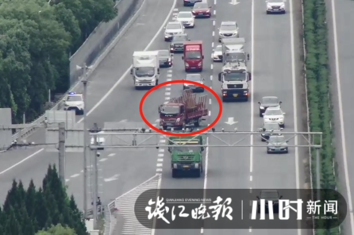 临近高速出口才变道,地上是实线哎!天上的无人机拍得清清楚楚休闲区蓝鸢梦想 - Www.slyday.coM 临近高速出口才变道,地上是实线哎!天上的无人机拍得清清楚楚休闲区蓝鸢梦想 - Www.slyday.coM