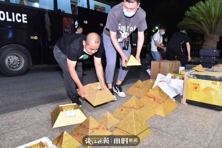 一个月猛赚4000万,40多人被抓!很多爸妈都…套路太深了休闲区蓝鸢梦想 - Www.slyday.coM 一个月猛赚4000万,40多人被抓!很多爸妈都…套路太深了休闲区蓝鸢梦想 - Www.slyday.coM