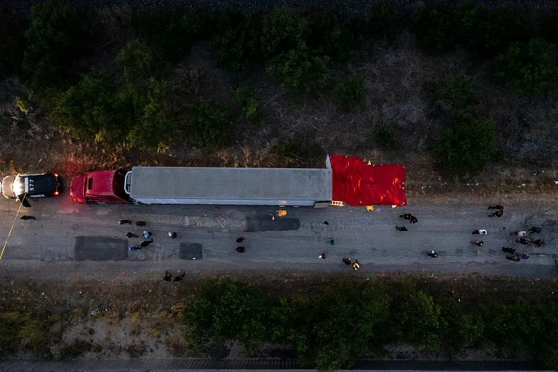▲当地时间2022年6月27日，美国得克萨斯州，执法人员在调查一辆卡车。图/视觉中国