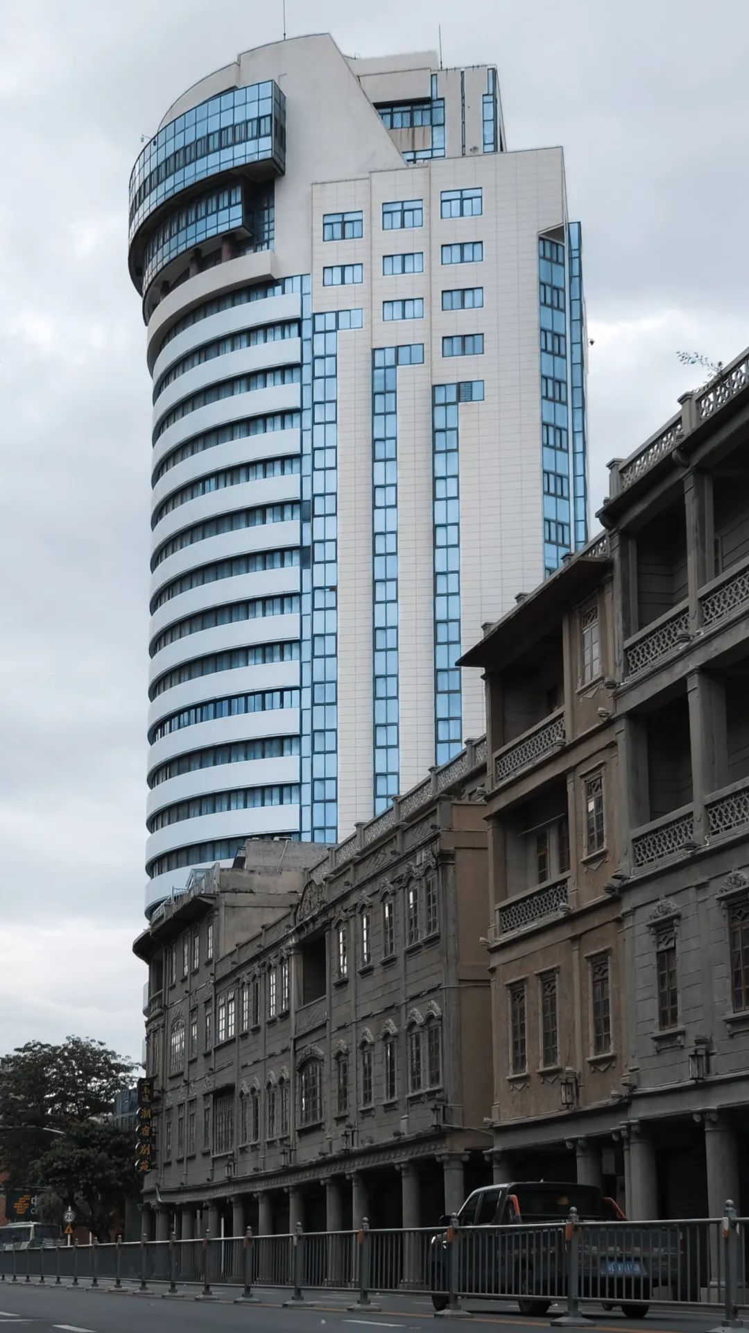 朋友圈的打卡照,怎样拍才不会被人说是游客照?休闲区蓝鸢梦想 - Www.slyday.coM 朋友圈的打卡照,怎样拍才不会被人说是游客照?休闲区蓝鸢梦想 - Www.slyday.coM