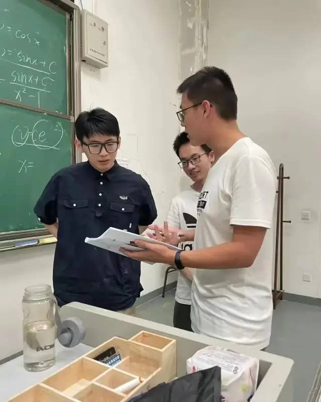 95后小伙教高数课意外“火出圈”,被赞“招生代言人”休闲区蓝鸢梦想 - Www.slyday.coM 95后小伙教高数课意外“火出圈”,被赞“招生代言人”休闲区蓝鸢梦想 - Www.slyday.coM