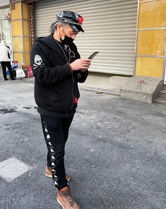 这是我见过最时髦的上海爷爷:不穿大牌,爱基础款,高级有腔调休闲区蓝鸢梦想 - Www.slyday.coM 这是我见过最时髦的上海爷爷:不穿大牌,爱基础款,高级有腔调休闲区蓝鸢梦想 - Www.slyday.coM