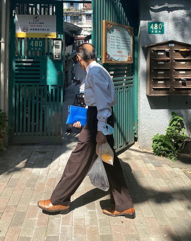 这是我见过最时髦的上海爷爷:不穿大牌,爱基础款,高级有腔调休闲区蓝鸢梦想 - Www.slyday.coM 这是我见过最时髦的上海爷爷:不穿大牌,爱基础款,高级有腔调休闲区蓝鸢梦想 - Www.slyday.coM