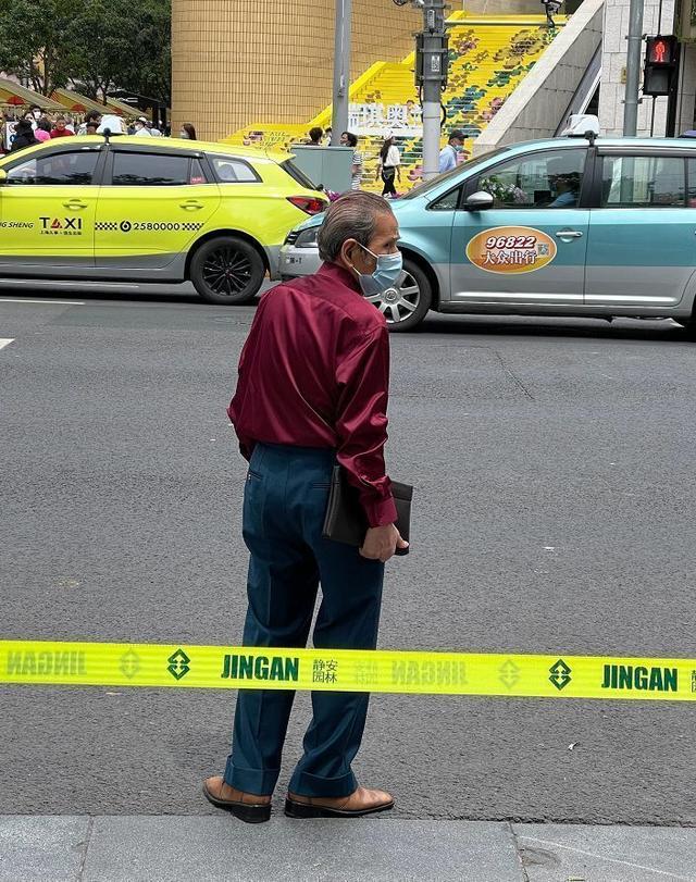 这是我见过最时髦的上海爷爷:不穿大牌,爱基础款,高级有腔调休闲区蓝鸢梦想 - Www.slyday.coM 这是我见过最时髦的上海爷爷:不穿大牌,爱基础款,高级有腔调休闲区蓝鸢梦想 - Www.slyday.coM