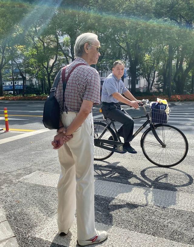 这是我见过最时髦的上海爷爷:不穿大牌,爱基础款,高级有腔调休闲区蓝鸢梦想 - Www.slyday.coM 这是我见过最时髦的上海爷爷:不穿大牌,爱基础款,高级有腔调休闲区蓝鸢梦想 - Www.slyday.coM