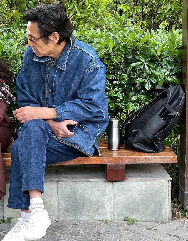 这是我见过最时髦的上海爷爷:不穿大牌,爱基础款,高级有腔调休闲区蓝鸢梦想 - Www.slyday.coM 这是我见过最时髦的上海爷爷:不穿大牌,爱基础款,高级有腔调休闲区蓝鸢梦想 - Www.slyday.coM