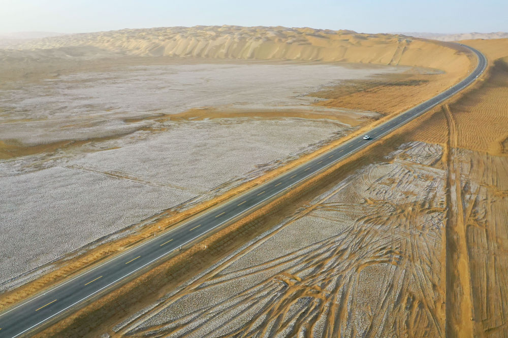 第三条穿越世界第二大流动沙漠公路通车