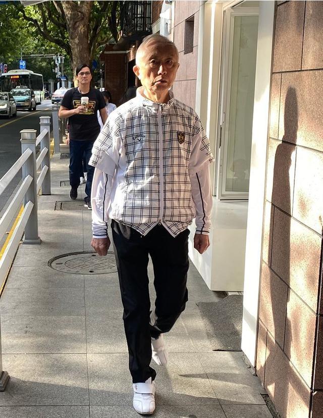 这是我见过最时髦的上海爷爷:不穿大牌,爱基础款,高级有腔调休闲区蓝鸢梦想 - Www.slyday.coM 这是我见过最时髦的上海爷爷:不穿大牌,爱基础款,高级有腔调休闲区蓝鸢梦想 - Www.slyday.coM