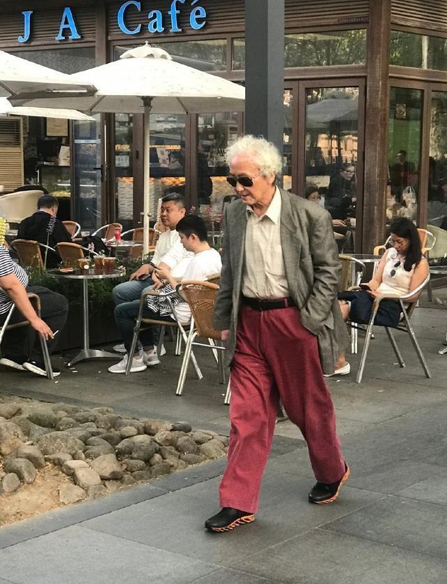 这是我见过最时髦的上海爷爷:不穿大牌,爱基础款,高级有腔调休闲区蓝鸢梦想 - Www.slyday.coM 这是我见过最时髦的上海爷爷:不穿大牌,爱基础款,高级有腔调休闲区蓝鸢梦想 - Www.slyday.coM