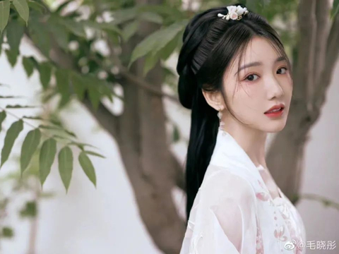 还得是央视！穿着汉服美上热搜的毛晓彤，瞬间秒杀店铺汉服模特？