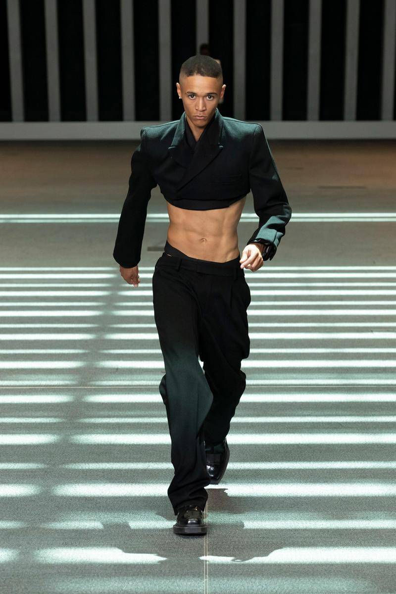 露脐装成2023春夏男装最新潮流？当男人都穿起露脐装，世界会怎样露脐装男装男士们_新浪新闻