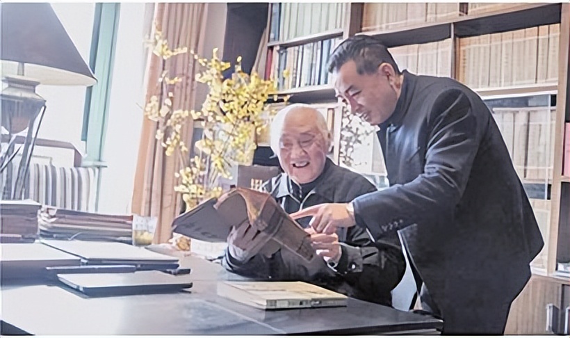吴传先所长(左)与王桂攀部长(右)交流健康管理心得传承中医文化,布局