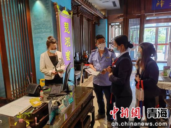 图为浦发银行西宁分行职工与市场监督管理局工作人员开展扫街活动。 浦发银行西宁分行供图