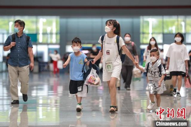 貴州貴陽,旅客步入貴陽北站候車大廳。 瞿宏倫 攝