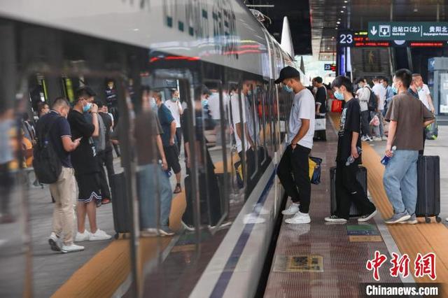 貴州貴陽,旅客在貴陽北站登車。 瞿宏倫 攝