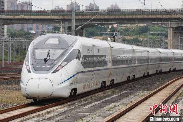 貴州貴陽,“和諧號”動車組列車駛出貴陽北站。 瞿宏倫 攝