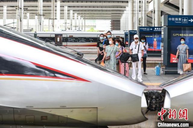 貴州貴陽,旅客在貴陽北站月臺候車。 瞿宏倫 攝