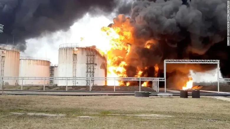 俄罗斯油库遭到袭击。
