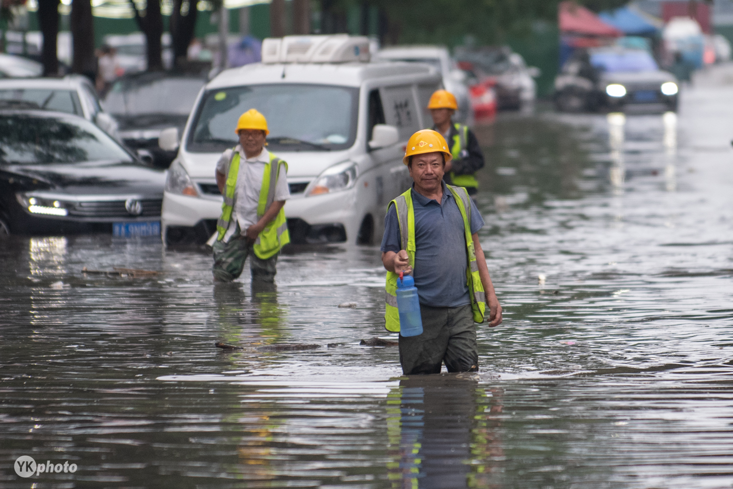 沈阳暴雨致城区内涝，有路段渍水1米深，多辆汽车被淹_积水_防汛_长白