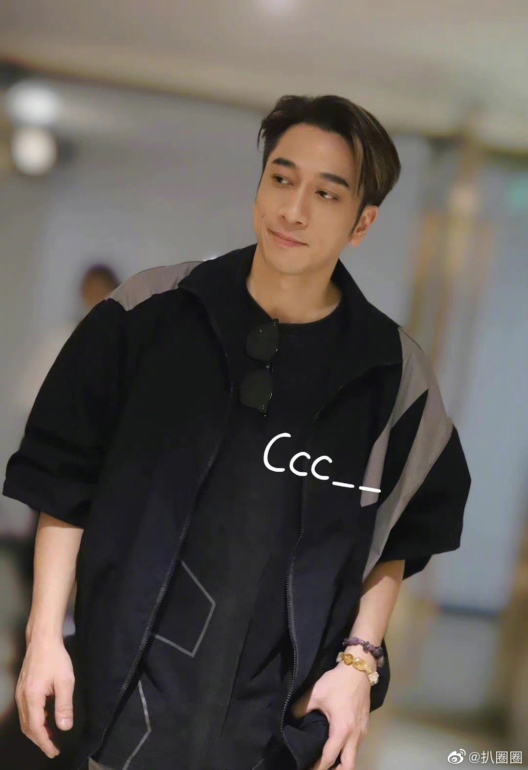 吴卓羲披荆斩棘的哥哥下班图，42岁的他状态好好啊……