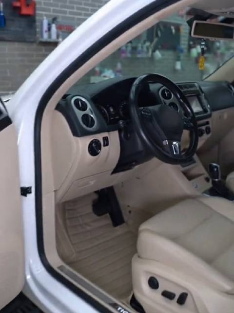 实拍二手车贩子翻新全过程，清洗后，网友直呼：洗车还得车贩子