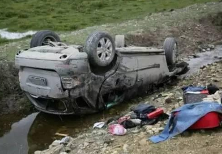 川藏线上“空壳”豪车众多,为啥没人捡?当地人:捡了后悔一辈子休闲区蓝鸢梦想 - Www.slyday.coM 川藏线上“空壳”豪车众多,为啥没人捡?当地人:捡了后悔一辈子休闲区蓝鸢梦想 - Www.slyday.coM