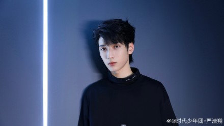 严浩翔灰色卫衣三连拍严浩翔帅照来啦帅哥就要怼脸拍