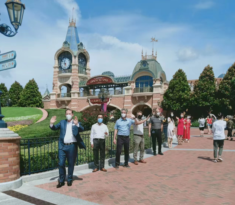 ◼︎上海迪士尼管理层在门口迎接游客 受访者拍摄