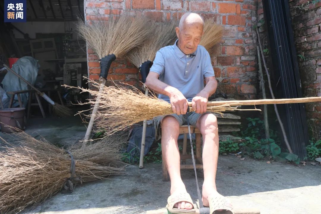一把扫帚卖10元,省吃俭用!浙江100岁老人攒了5万元,要捐给大学生休闲区蓝鸢梦想 - Www.slyday.coM 一把扫帚卖10元,省吃俭用!浙江100岁老人攒了5万元,要捐给大学生休闲区蓝鸢梦想 - Www.slyday.coM