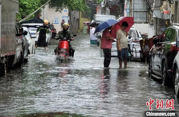 三亚城区低洼路段积水严重。王晓斌 摄