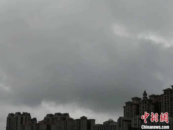 广东茂名城区黑云压顶。梁盛 摄