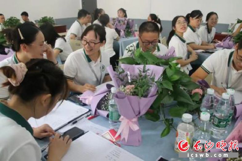 一,学校简介浏阳景雅高级中学是由一批志同道合且拥有近20年民办高中