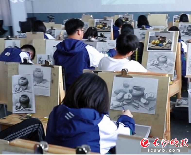一,学校简介浏阳景雅高级中学是由一批志同道合且拥有近20年民办高中